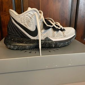 Oreo Kyrie 5 !BARELY USED!